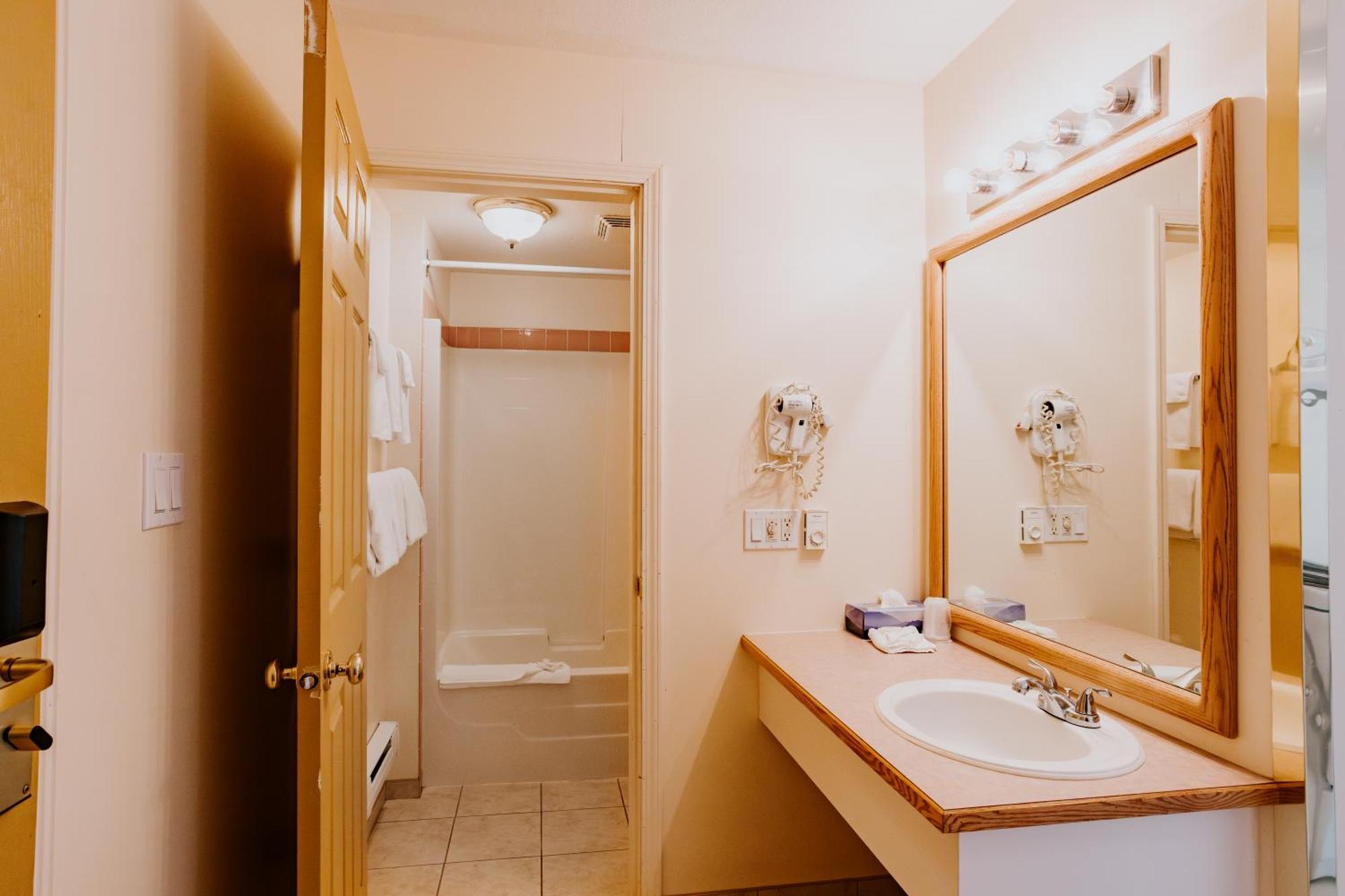 Western Budget Plus Mosaic Suites Penhold Exterior foto