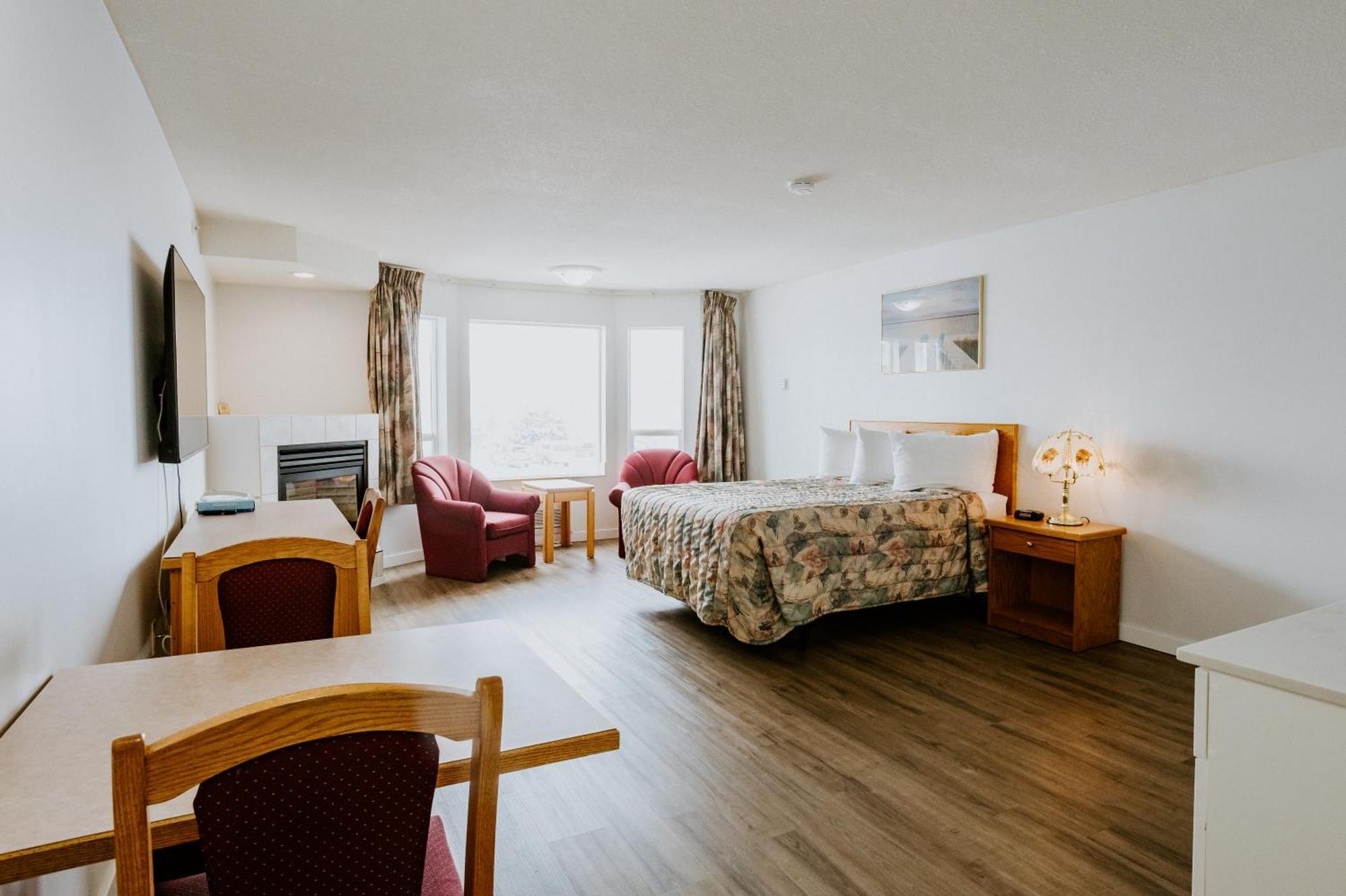 Western Budget Plus Mosaic Suites Penhold Exterior foto