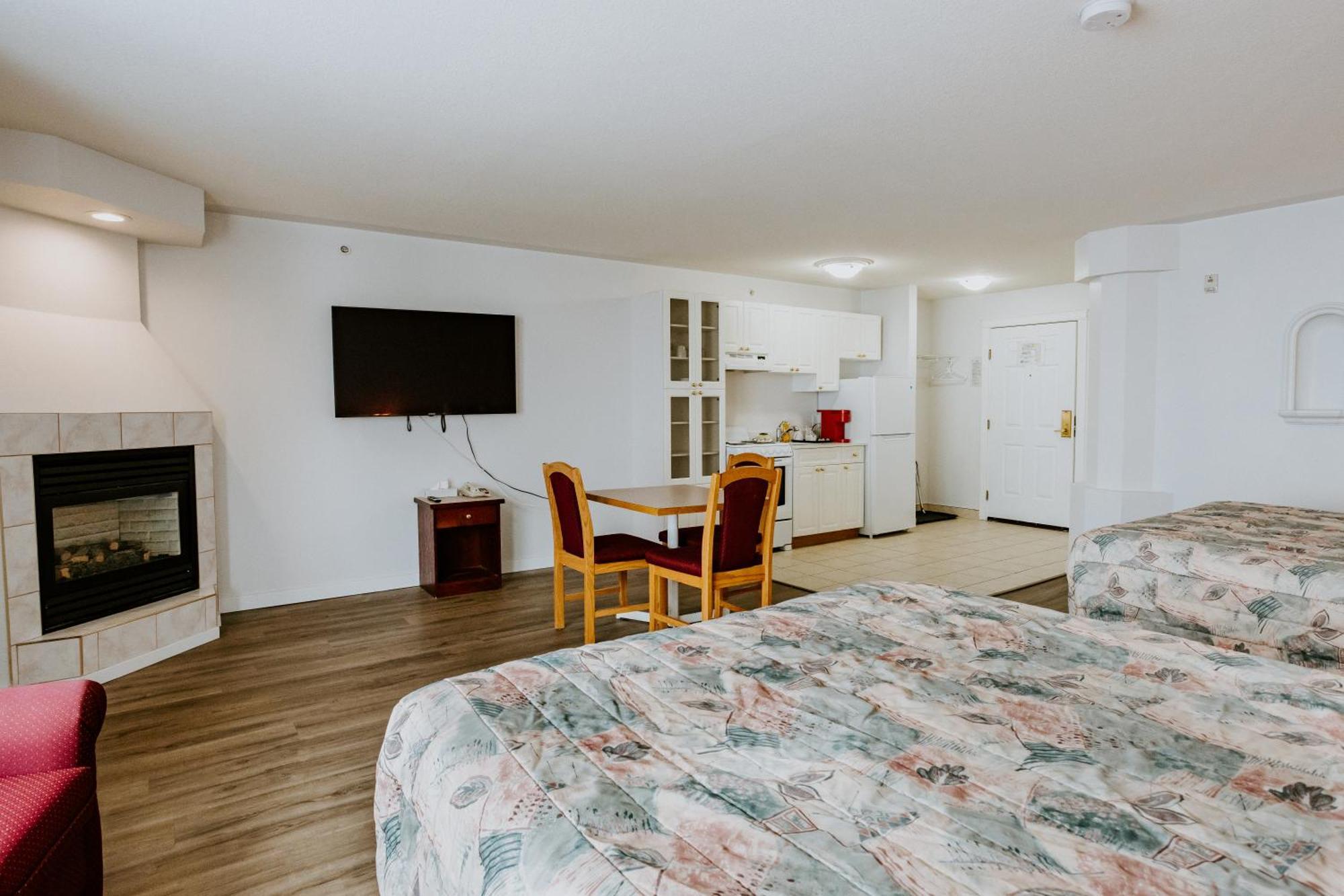 Western Budget Plus Mosaic Suites Penhold Exterior foto