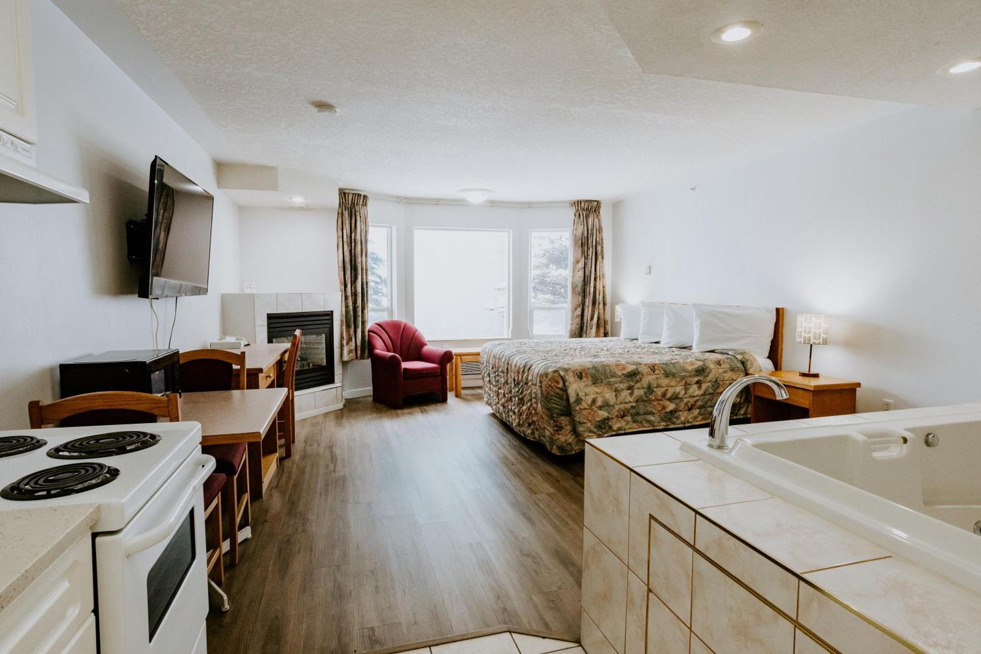 Western Budget Plus Mosaic Suites Penhold Exterior foto