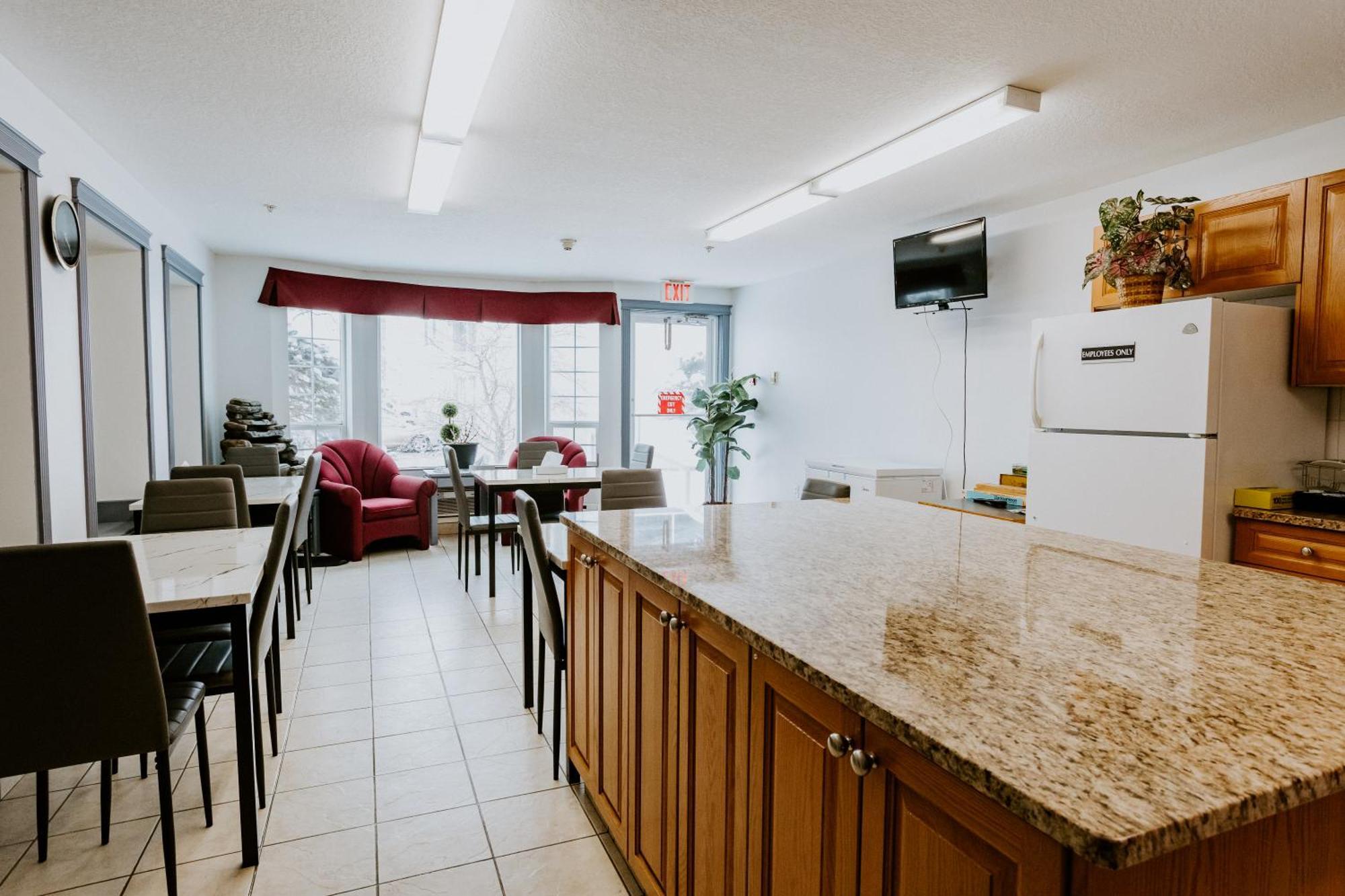Western Budget Plus Mosaic Suites Penhold Exterior foto